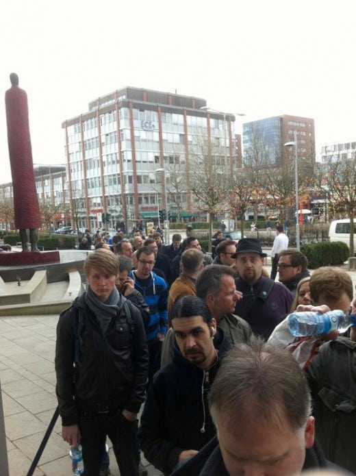 iPad 2 Verkaufsstart: Warteschlange in Hamburg (Apple Store Alsertal)