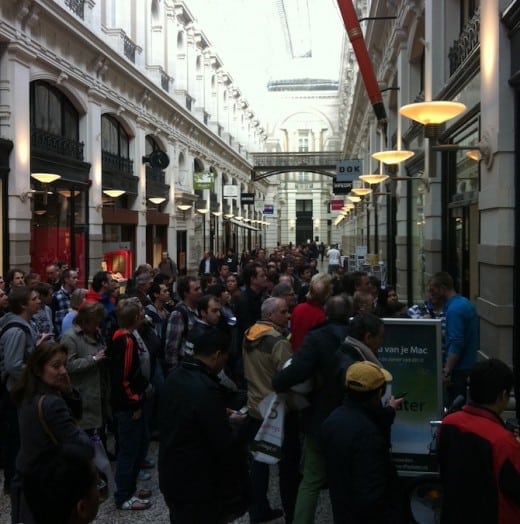 iPad 2 Verkaufsstart: Warteschlange in Den Haag