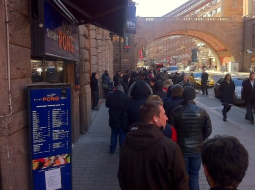 iPad 2 Verkaufsstart: Warteschlange in Stockholm