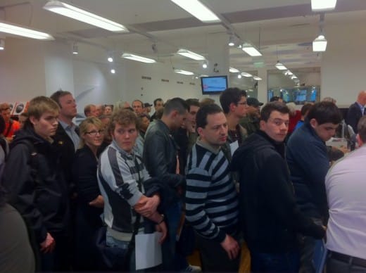 iPad 2 Verkaufsstart: Warteschlange in Wien (McShark)