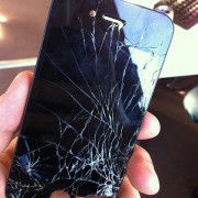 Mein schlimmster Unfall war, dass mir mein iPhone aus meiner Schutzhülle und somit auch aus meiner Hand geflogen bzw. gerutscht ist. Das Ende vom lied waren fast 180€ Reparaturkosten