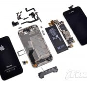 Teardown: iPhone 4S in Einzelteilen.