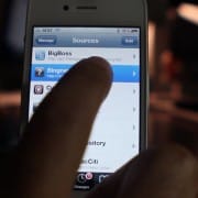 1. Schritt: Cydia öffnen und unter "Sources" die Repo "http://repo.bingner.com" zu den Cydia-Quellen hinzufügen (Edit, Add). Durch anschließendes Tippen auf die Repo wird die Liste der Tweaks angezeigt. SAM installieren.