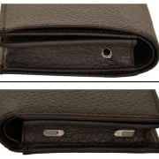 Geek Leder-Etui für iPhone: Im Seitenprofil (oben und unten) sieht man die praktischen und passgenauen Aussparungen für Kopfhörer-Anschluss und Lautsprecher