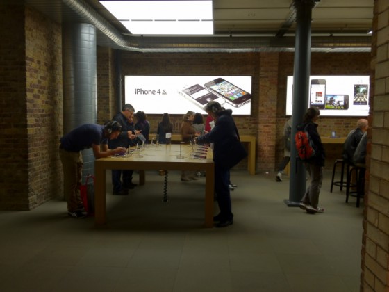 iphone_4s_apple_store1-1