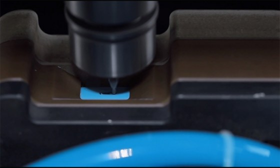 Eine CNC Fräse nimmt die Ausssparungen für die physikalischen Buttons aus