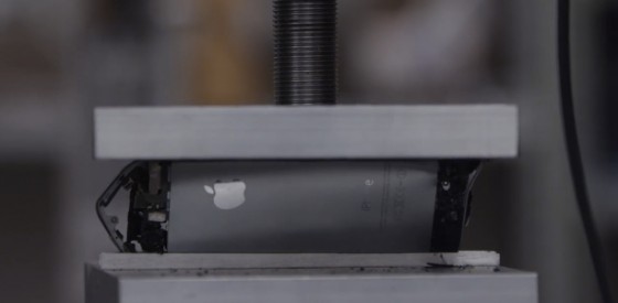 iPhone 5S in einer Presse zerstört (Video)